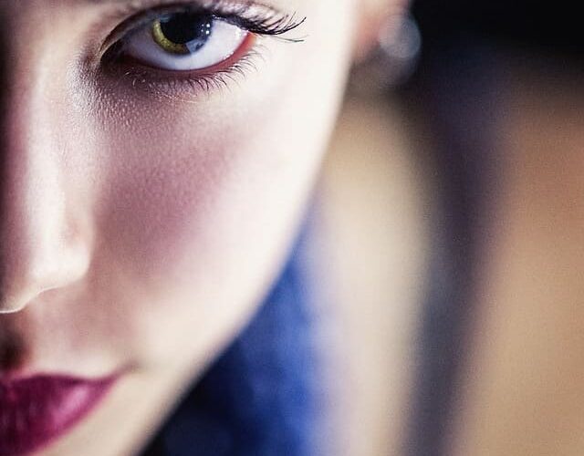 Best Natural Beauty Remedies For Eyelid Wrinkles #beauty #antiaging #beautyproducts #bevhillsmag #BevHillsMag #beverlyhillsmagazine