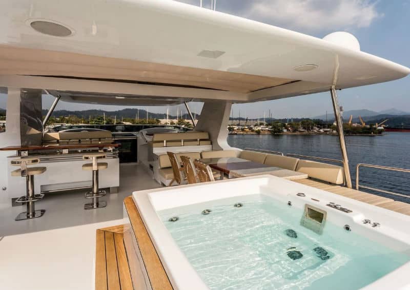 Azimut 105 Yacht For Sale $3,600,000 #beverlyhills #beverlyhillsmagazine #bevhillsmag #yacht #megayachts #travel #luxury #lifestyle #superyachts 