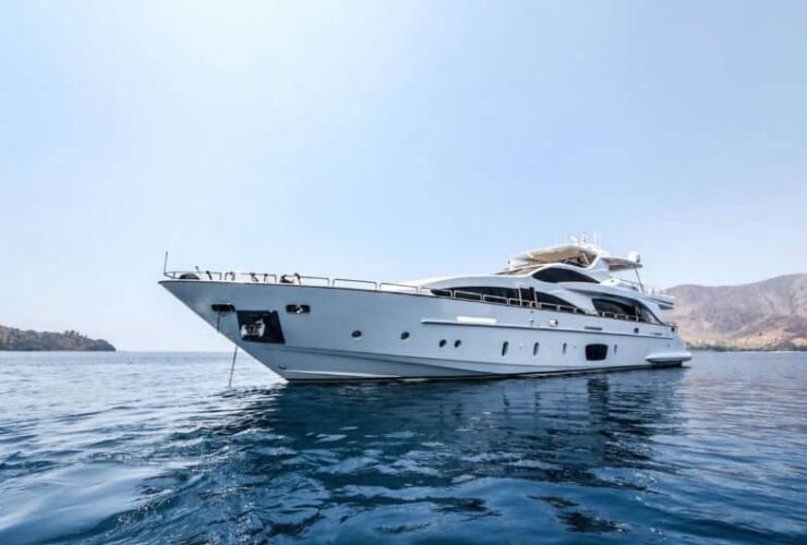 Azimut 105 Yacht For Sale $3,600,000 #beverlyhills #beverlyhillsmagazine #bevhillsmag #yacht #megayachts #travel #luxury #lifestyle #superyachts