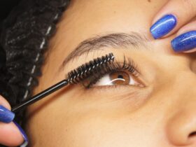How to Get Longer, Fuller Lashes Without Extensions #LongerLashes, #NaturalLashGrowth, #LashSerum, #CastorOilForLashes, #EyelashGrowth, #LashTips, #FullerLashes, #NoExtensions, #LashCare, #BeautyTips