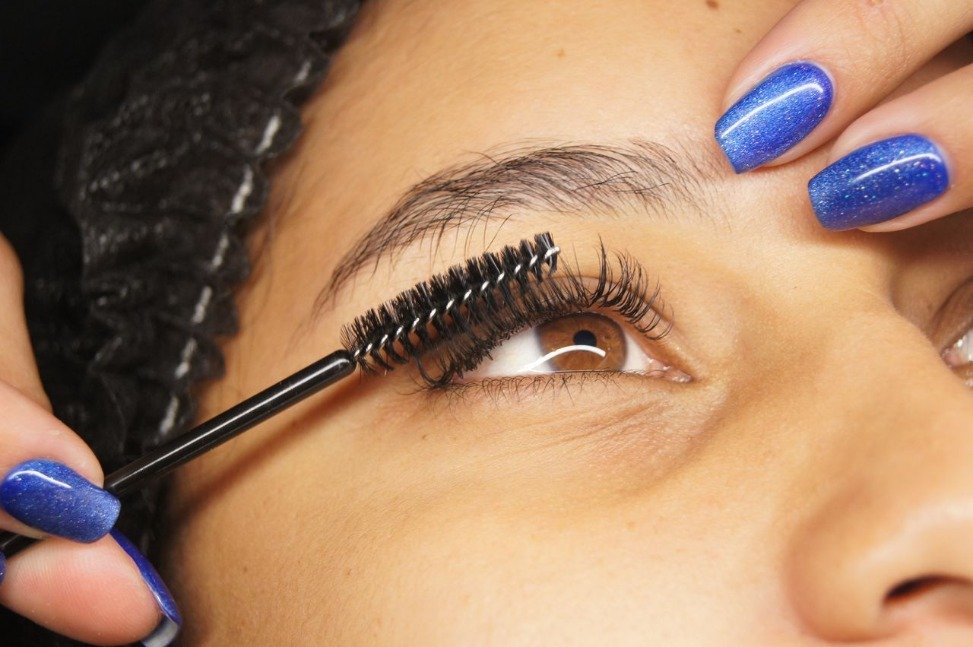 How to Get Longer, Fuller Lashes Without Extensions #LongerLashes, #NaturalLashGrowth, #LashSerum, #CastorOilForLashes, #EyelashGrowth, #LashTips, #FullerLashes, #NoExtensions, #LashCare, #BeautyTips