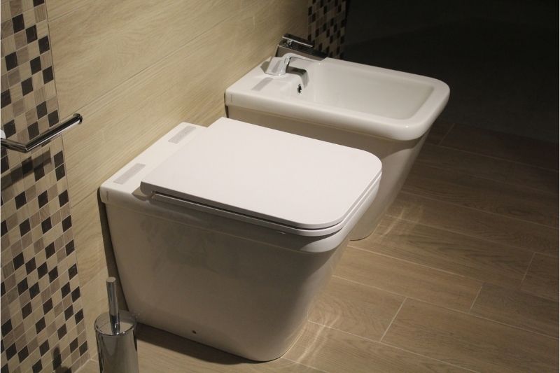 5 Reasons Why Bidet Seats Are Great for People with Disabilities #beverlyhills #beverlyhillsmagazine #bevhillsmag #bidetseats #disabilities #bevhillsmag #bidettoilets #hygiene #comfortbenefits