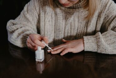 10 Money-Saving Beauty Tips that Work #beverlyhills #beverlyhillsmagazine #moneysavingbeautytips #beautyproducts #improveyourskin #keepyourskinhydrated