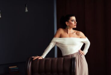 10 Signs You’re an Elegant Woman #ElegantWoman #ClassyWoman #TimelessElegance #SophisticatedStyle #FeminineStyle #LuxuryLifestyle #ElegantLiving #BevHillsMag #BeverlyHills #BeverlyHillsMagazine