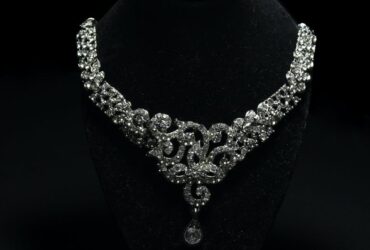 2 Tips for Making Your Jewelry Last #beverlyhills #beverlyhillsmagazine #piecesofjewelry #wearyourjewelry #storeyourjewelryproperly #bevhillsmag