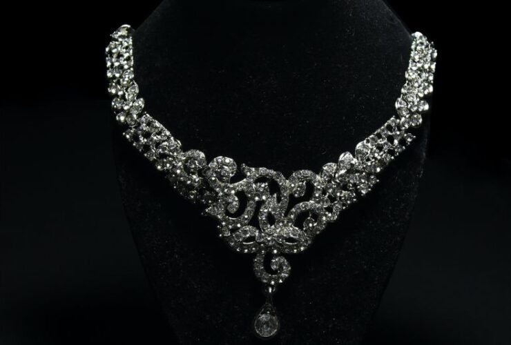 2 Tips for Making Your Jewelry Last #beverlyhills #beverlyhillsmagazine #piecesofjewelry #wearyourjewelry #storeyourjewelryproperly #bevhillsmag