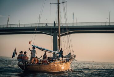 3 Key Benefits of Living a Boating Lifestyle #beverlyhills #beverlyhillsmagazine #boatinglifestyle #physicalhealth #healthdisorders #freedomandexploration #boatingcommunity