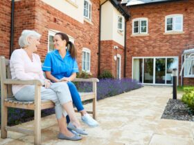 4 Advantages of Moving to a Senior Living Facility #beverlyhills #beverlyhillsmagazine #seniorlivingfacility #seniorlivingcommunity #treatmentplans #privateapartment