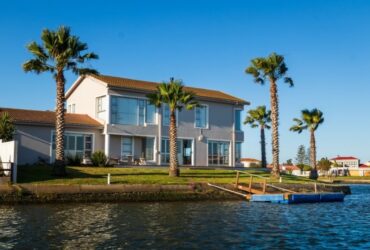 4 Reasons To Book A Stay In A Vacation Rental #beverlyhills #beverlyhillsmagazine #bevhillsmag #vacation #vacationrentals #accommodation #hotelroom #camping