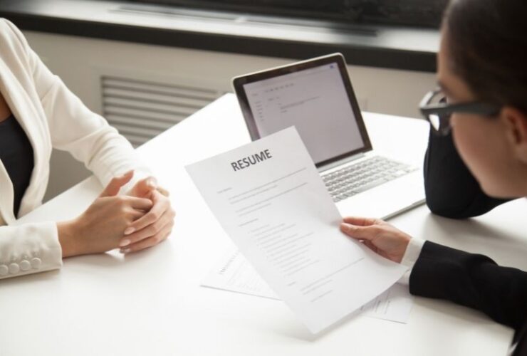 5 Dressing Tips for a Job Interview #beverlyhills #beverlyhillsmagazine #jobinterview #futureemployer #investinginyourfuturecareer #greatfirstimpression #classicsuit #goodhaircut #bevhillsmag