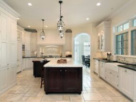 5 Ideas For Black And White Kitchens #beverlyhills #beverlyhillsmagazine #blackandwhitekitchens #blackgranitecountertops #quartzcountertops #diyproject