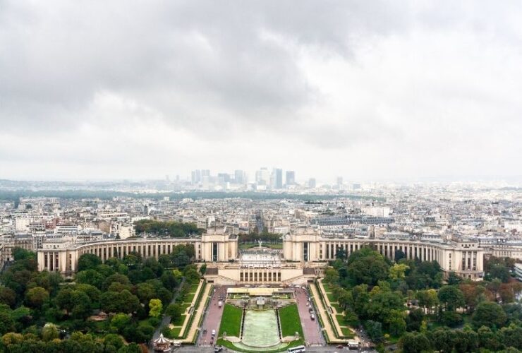 5 Of The World's Most Luxurious Neighbourhoods #luxuriousneighbourhoods #livinginluxury #richesthomeowners #beverlyhills #beverlyhillsmagazine #bevhillsmag #Knightsbridge #57thStreet #ThePeak #FortLauderdale