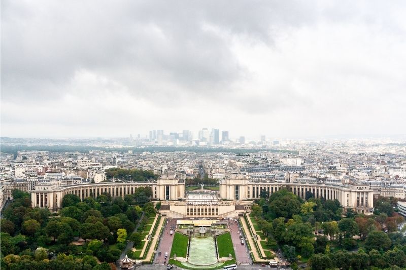 5 Of The World's Most Luxurious Neighbourhoods #luxuriousneighbourhoods #livinginluxury #richesthomeowners #beverlyhills #beverlyhillsmagazine #bevhillsmag #Knightsbridge #57thStreet #ThePeak #FortLauderdale