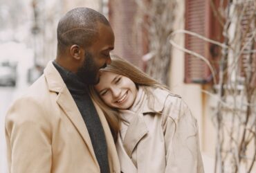 5 Reasons Online Dating is Worth It #beverlyhillsmagazine #Beverlyhills #onlinedating #datingapp #datingwebsite #love #romance #relationships