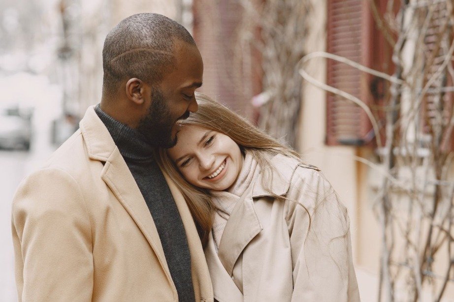 5 Reasons Online Dating is Worth It #beverlyhillsmagazine #Beverlyhills #onlinedating #datingapp #datingwebsite #love #romance #relationships