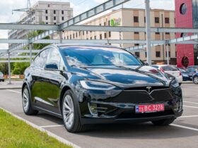 5 Reasons Why Tesla Is In High Demand #beverlyhills #beverlyhillsmagazine #teslamodelX #tesla #modelYoftesla #electriccars #teslacars #luxuriousfeel #automobileindustry #luxurycar #bevhillsmag