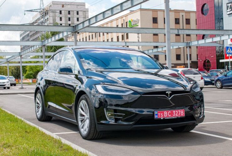 5 Reasons Why Tesla Is In High Demand #beverlyhills #beverlyhillsmagazine #teslamodelX #tesla #modelYoftesla #electriccars #teslacars #luxuriousfeel #automobileindustry #luxurycar #bevhillsmag