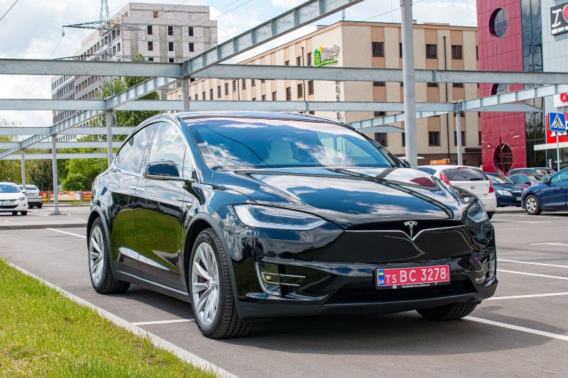 5 Reasons Why Tesla Is In High Demand #beverlyhills #beverlyhillsmagazine #teslamodelX #tesla #modelYoftesla #electriccars #teslacars #luxuriousfeel #automobileindustry #luxurycar #bevhillsmag