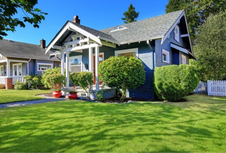 5 Smart Ways to Increase the Curb Appeal of Your Home #beverlyhills #beverlyhillsmagazine #curbappeal #simplepatio #luxuriousoutdoorkitchen #outdoorlivingspace