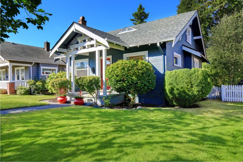 5 Smart Ways to Increase the Curb Appeal of Your Home #beverlyhills #beverlyhillsmagazine #curbappeal #simplepatio #luxuriousoutdoorkitchen #outdoorlivingspace