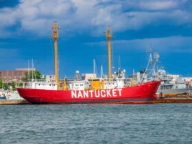 5 Things to Do When Visiting Nantucket with Friends #beverlyhills #beverlyhillsmagazine #Nantucket #visitingnantucketwithfriends #beachtrip #hireajeep #vacation