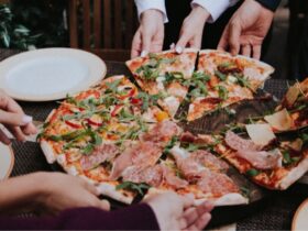 5 Tips For Hosting a Great Pizza Party #beverlyhills #beverlyhillsmagazine #pizzaparty #pizzeriaspace #pizzamenu #indoorpizzaparty #outdoorpizzaparty