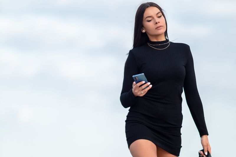 5 Tips on How to Style Long Sleeve Dresses to Look Gorgeous  #beverlyhills #beverlyhillsmagazine #casualoutfit #longsleevedress #ribknitdresses #idealoutfit