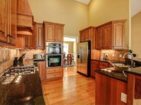 5 Ways to Have a Beautiful Kitchen: #beverlyhills #beverlyhillsmagazine #kitchen #beautifulkitchen #luxurykitchen #kitchenrenovations #cleankitchen