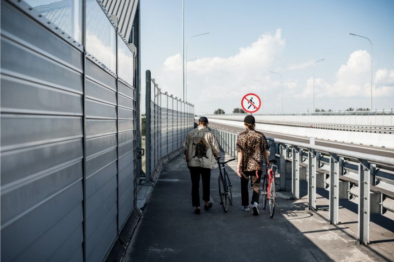 6 Advantages of Eco-Friendly Transportation #beverlyhills #beverlyhillsmagazine #eco-friendlytransportation #publictransport #reducestresslevels