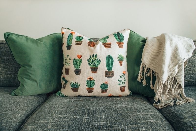 6 Best Coral Throw Pillows for Interior Design #beverlyhillsmagazine #beverlyhills #bevhillsmag #carolthrowpillows #interiordesign #beautifulcolorsanddesign