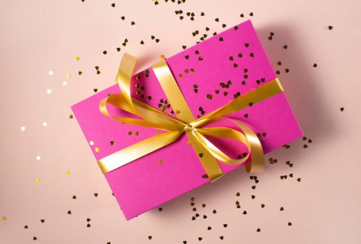 6 Best Gift Ideas for This Year #beverlyhills #beverlyhillsmagazine #giftideas #dinnervoucher #giftofrelaxation #giftbaskets #bevhillsmag