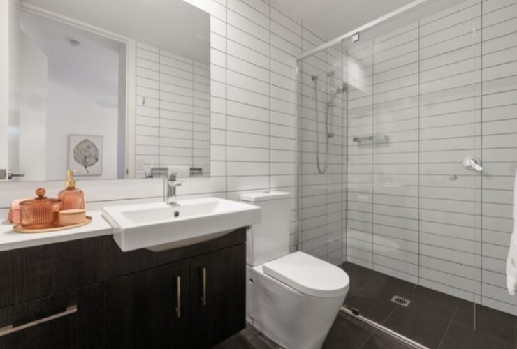 6 Design Tips To Help Make Your Bathroom More Luxurious #beverlyhills #beverlyhillsmagazine #luxuriousbathroom #glamoroustouch #organictouch #luxuriousspace