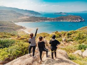 6 Fun Things To Do With Your Friends On Vacation #beverlyhills #beverlyhillsmagazine #bevhillsmag #beautifuldestination #travelling #friendsonvacation #localmuseum