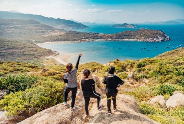 6 Fun Things To Do With Your Friends On Vacation #beverlyhills #beverlyhillsmagazine #bevhillsmag #beautifuldestination #travelling #friendsonvacation #localmuseum
