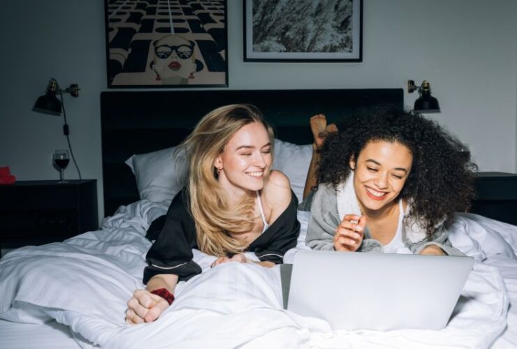 6 Great Ideas For When You're Having A Sleepover #beverlyhills #beverlyhillsmagazine #sleepover #fashion #sleepover #funactivitiy #camping #watchyourfavouritemovie #bevhillsmag