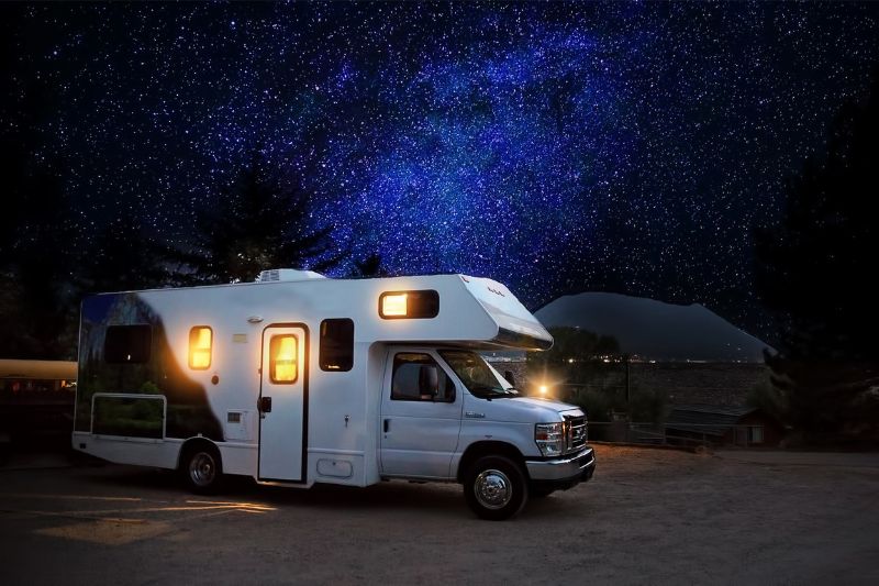 6 Tips To Help You Choose The Right RV #beverlyhills #beverlyhillsmagazine #choosingtherightRV #typesofRVs #perfectRV #traveling