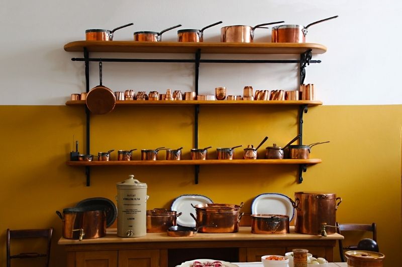 6 Tips to Consider Before Buying a Cookware Set #beverlyhills #beverlyhillsmagazine #bevhillsmag #cookwareset #kitchencookware #improveyourcooking #reliablebrand #kitchen