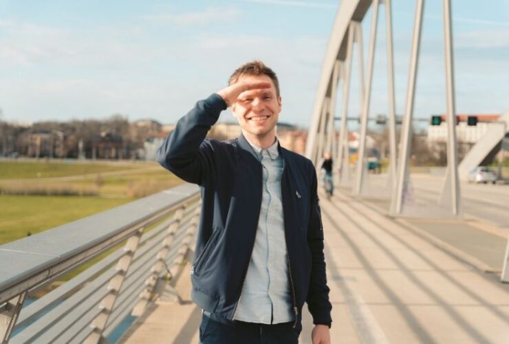 6 Versatile Summer Jacket Styles to Add to Your Wardrobes #beverlyhills #beverlyhillsmagazine #bevhillsmag #summerjacketstyles #summerjacket #utilityjacket #militaryjacket #fashionablestyles #pairofjeans