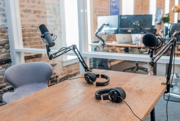 6 Ways to Boost Your Podcast Listeners #beverlyhills #beverlyhillsmagazine #bevhillsmag #podcastchannel #podcastlisteners #promoteyourpodcast #diversetopics #successfulpodcast