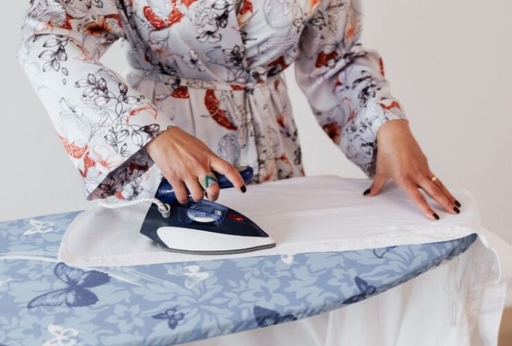7 Common Mistakes When Ironing Clothes #beverlyhills #beverlyhillsmagazine #bevhillsmag #ironing #ironingclothes #ironingpro #ironingboard