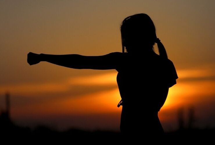 7 Good Self Defense Items For Women #beverlyhills #beverlyhillsmagazine #selfdefense #selfdefenseproducts #sexualassaults #defendyourself #weaponizingitems #forciblerobbery