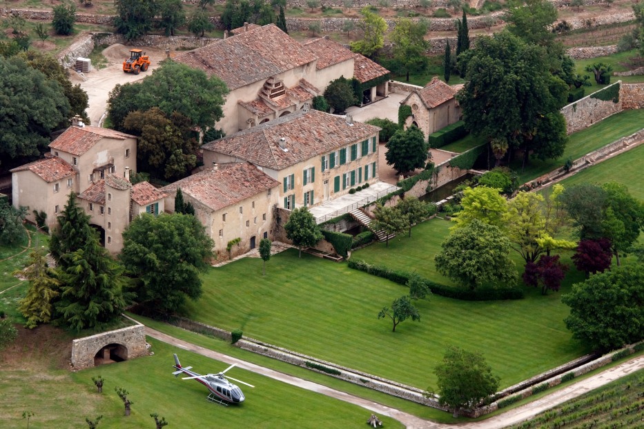 7 Luxury Homes in France Owned By Celebrities #beverlyhills #beverlyhillsmagazine #marvelofluxury #beautifulcity #famouscelebrities #luxuryhomes #celebritiesinfrance