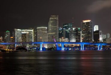 7 Reasons That Will Convince You To Move To Miami #beverlyhills #beverlyhillsmagazine #bevhillsmag #movetomiami #traveldestination #diverseculture #publictransportsystem #transportpassengers
