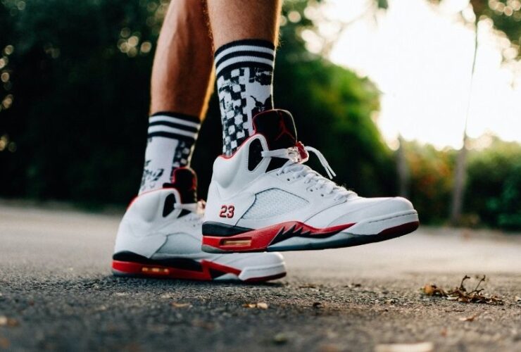 7 Useful Tips for Shoe Buyers with Wide Feet #beverlyhills #beverlyhillsmagazine #bevhillsmag #widefeet #widefoot #buyingshoes #typesofshoes #shoecompanies