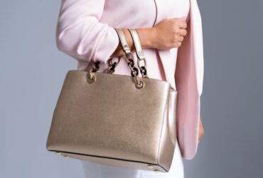 7 Ways to Style a Designer Bucket Bag #beverlyhills #beverlyhillsmagazine #bucketbag #colorfuldesignerbag #designerbrands #fashiontrends