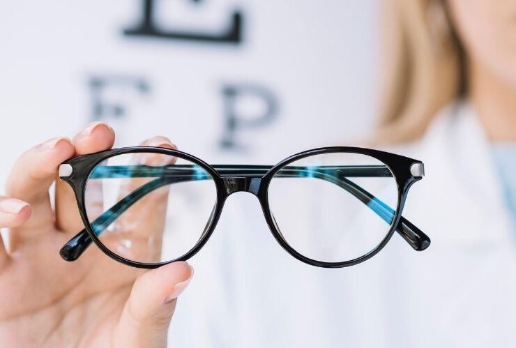 8 Qualities of Good Eyeglasses #beverlyhills #beverlyhillsmagazine #eyeglasses #visioncorrection #weareyeglasses #lenses #bluelighttest #eyeglassframe #eyes