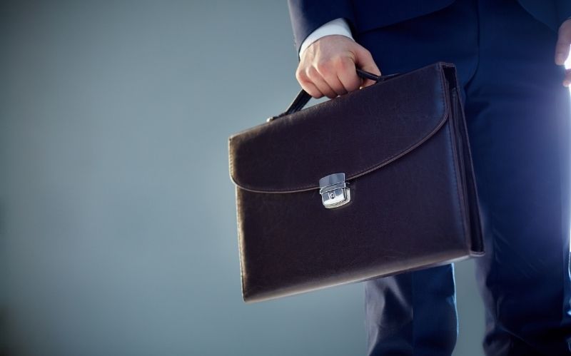 8 Things To Look For In A Business Briefcase #beverlyhills #beverlyhillsmagazine #bevhillsmag #businessbriefcases #qualitybriefcase #leatherbriefcase