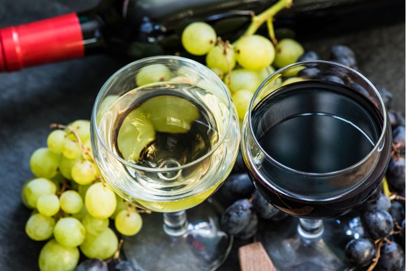 A Beginner's Guide to Summer Wines #beverlyhills #beverlyhillsmagazine #summerwines #summerdishes #summermeal #foodpairing #winepairing