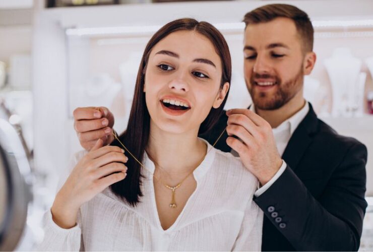 A Guide to Choosing the Best Necklaces for Your Girlfriend #beverlyhills #beverlyhillsmagazine #casualoutfits #perfectnecklace #beautifulnecklacecollection #jewelry