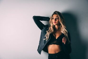 A Quick Guide To Styling Sexy Bustiers #beveralyhills #beverlyhillsmagazine #bevhillsmag #sexybustiers #fashionaideas #fashiontrends #coloredbustier
